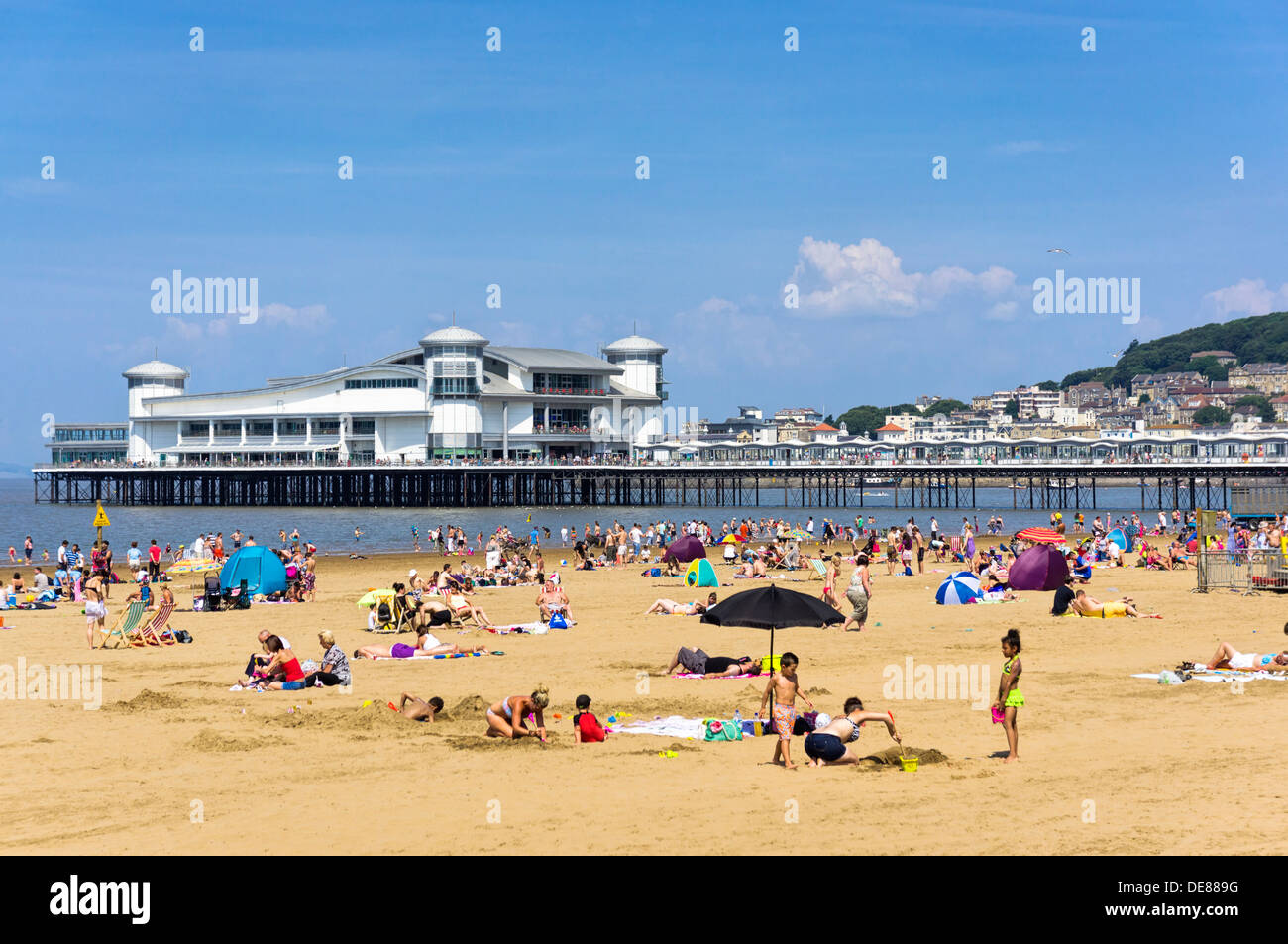 Traditionelle britische Küste Strand - Grand Pier und Strand an der Weston-Super-Mare, Somerset, England, UK im Hochsommer Stockfoto