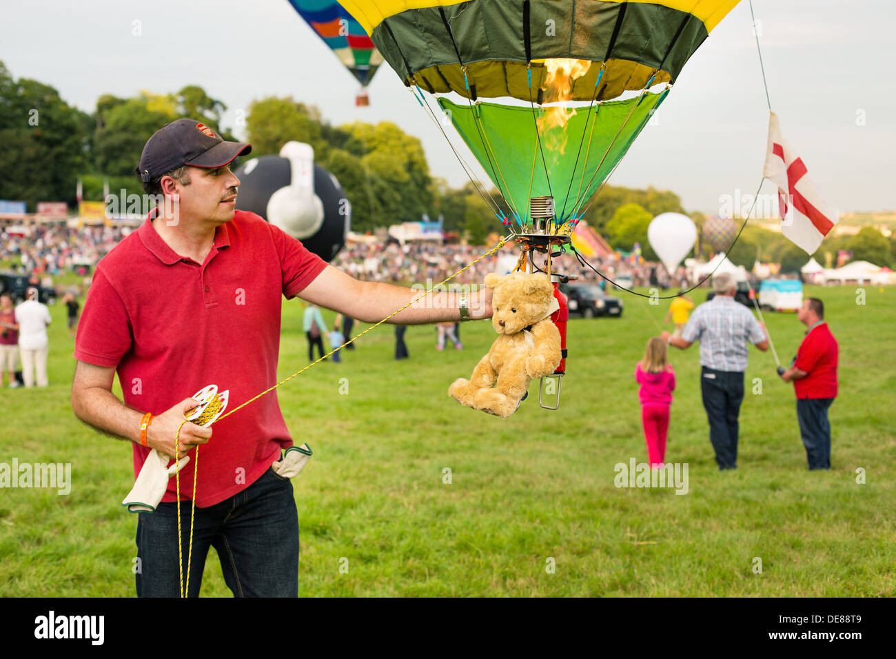 Heißluft-Ballon Fiesta Bristol in eine UK-Heißluft-Ballon-Festival, Bilder von Luftballons, Crew-Setup, brennen und Spielzeug Ballon abheben. Stockfoto