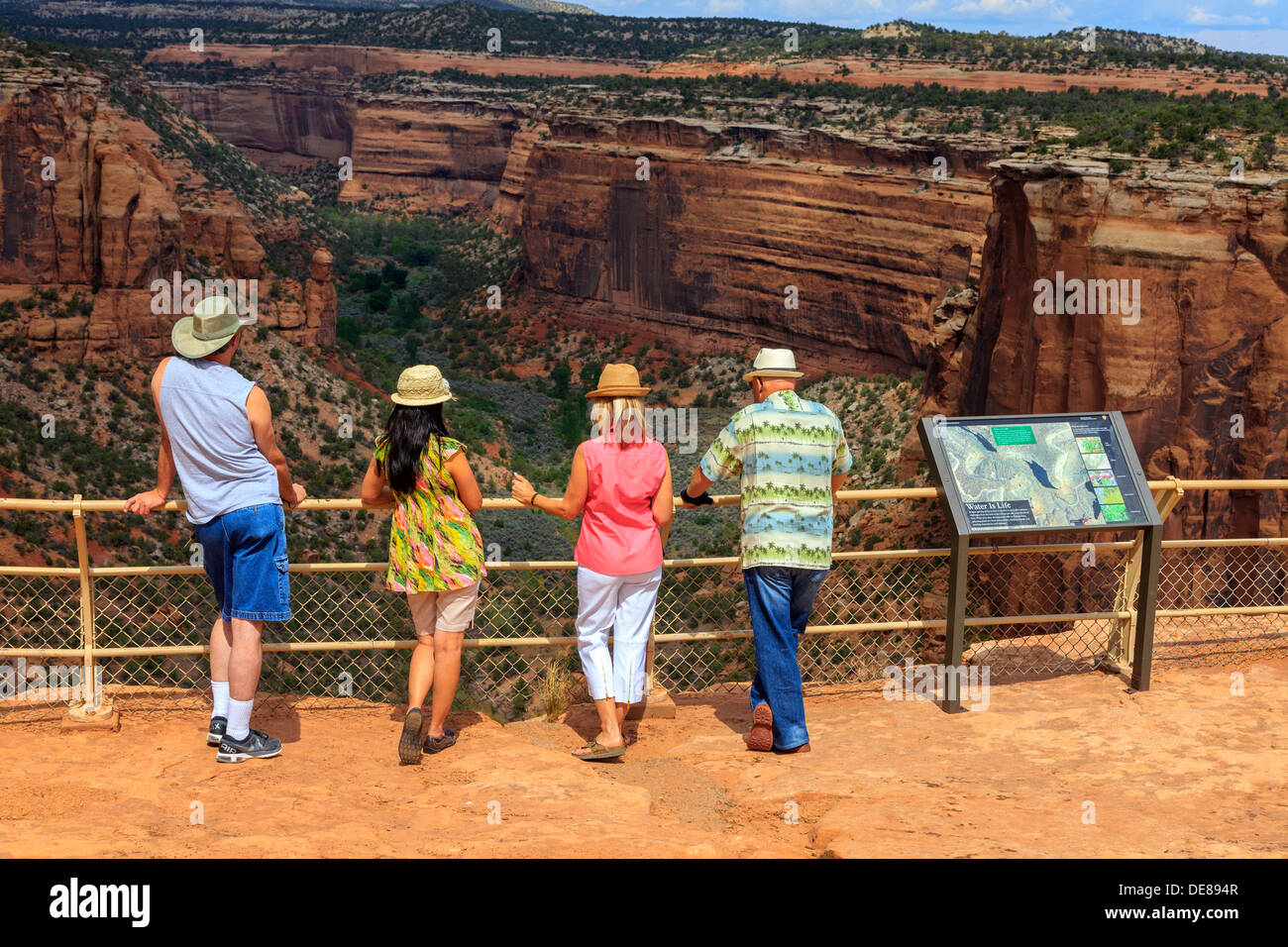 Vier Touristen betrachten Ute Canyon, Colorado National Monument, Colorado, USA Stockfoto