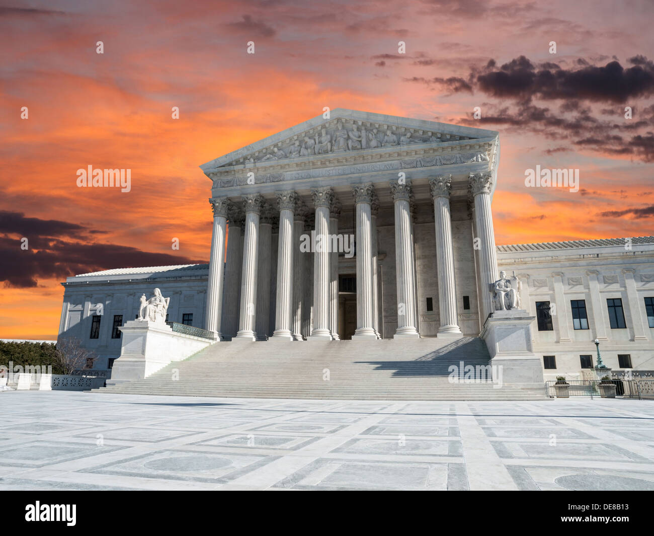 Oberste Gerichtshof Gebäudehülle mit Sonnenuntergang Himmel in Washington DC, USA. Stockfoto