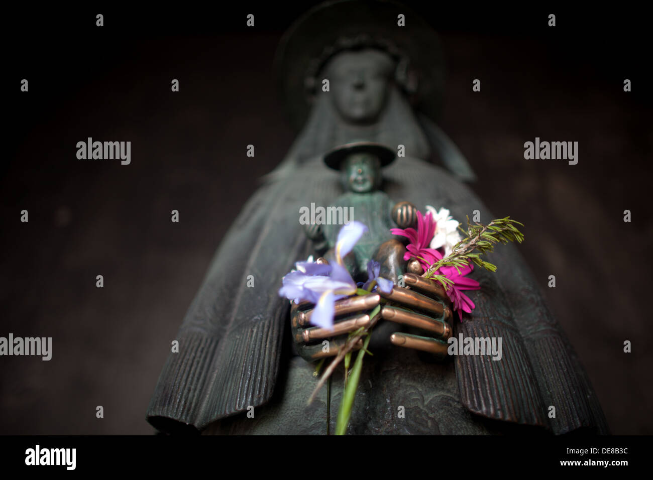 Eine Skulptur der Jungfrau von Rocio halten Blumen verziert die Votiv Raum ihr Heiligtum, in Spanien Stockfoto