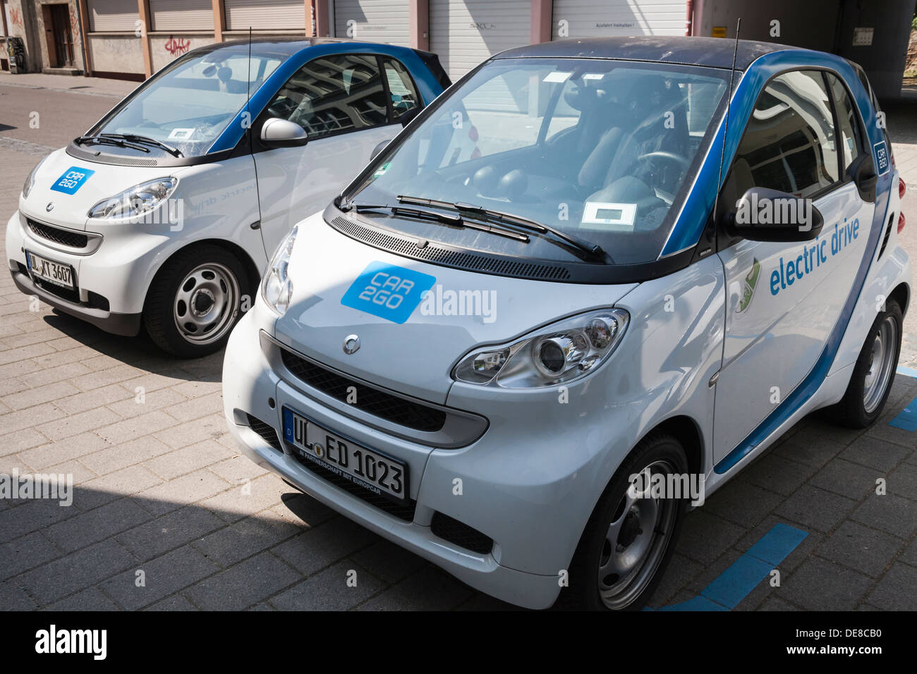 Deutschland, Baden-Württemberg, Ulm, konventionelle und Elektroauto Stockfoto