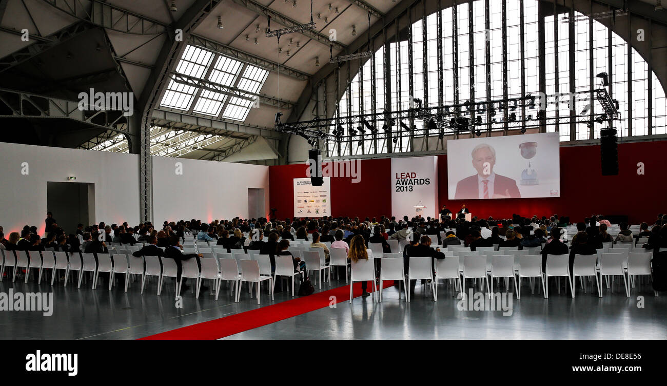 Wikileaks-Gründer Julian Assange spricht im Rahmen eines Symposiums über einen video-Link bei den Lead Awards in den Deichtorhallen in Hamburg, Deutschland, 13. September 2013. Appelbaum berichtet über Spionage und Widerstand, sowie die mögliche Nutzung von riesigen Datenmengen von Staaten, bekannt als "Big Data". Foto: AXEL HEIMKEN Stockfoto