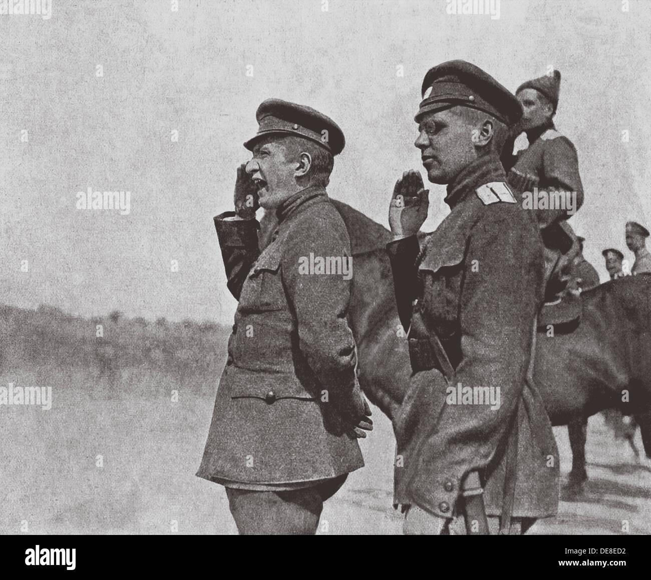 Ministerpräsident der Russischen Provisorischen Regierung Alexander Kerenski (links) an der Vorderseite, 1917. Stockfoto