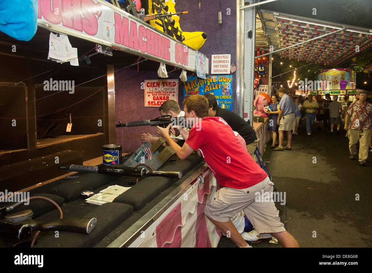 Chatham, New York - junge Männer das Maschinengewehr Spiel im Columbia County Fair. Stockfoto