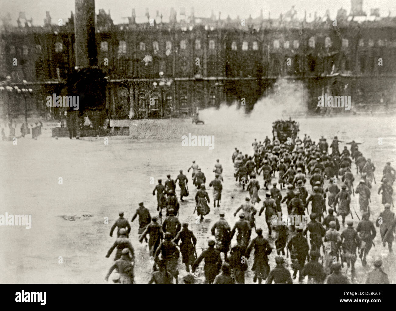 Erstürmung des Winterpalais am 25 Oktober, 1917 (aus dem Film "Oktober" 1927). Stockfoto