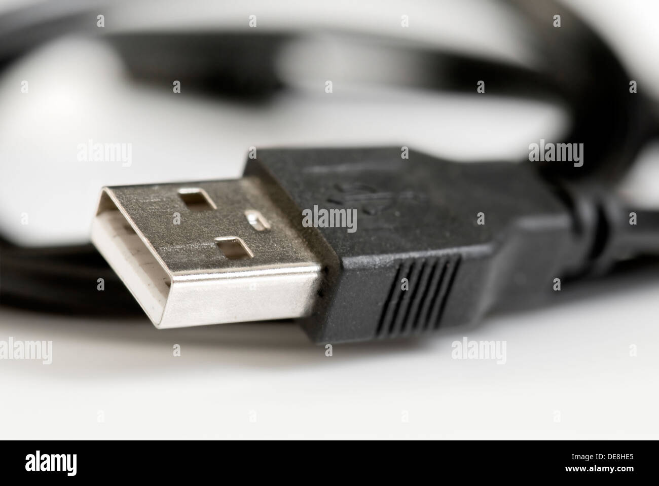 Nahaufnahme des USB-Kabels auf weißem Hintergrund Stockfoto