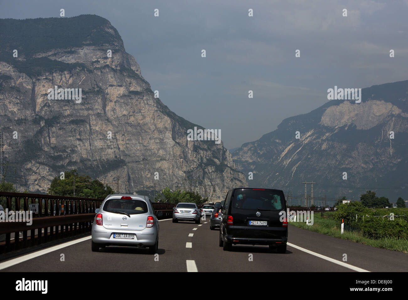 Mezzo Corona, Italien, Autos auf der Autobahn A22 Stockfoto