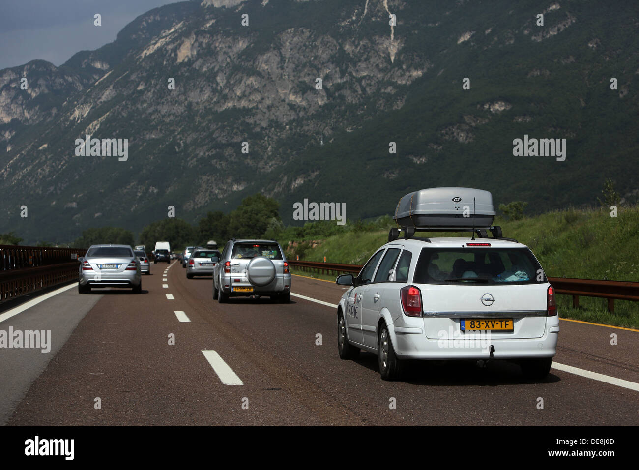 Mezzo Corona, Italien, Autos auf der Autobahn A22 Stockfoto