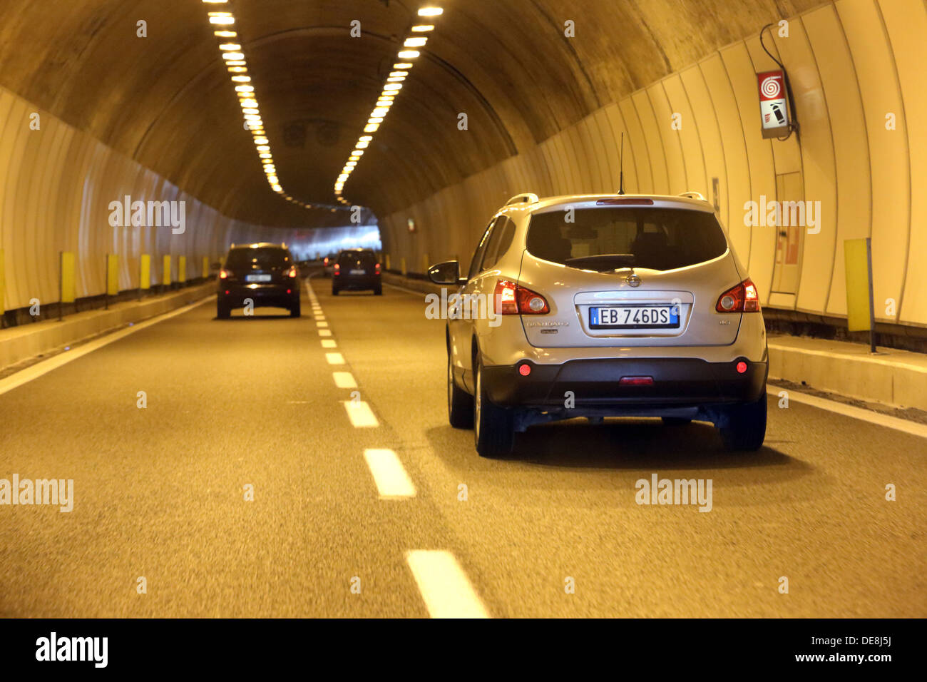 Brixen, Italien, Autos in einem Tunnel der Autobahn A22 Stockfoto