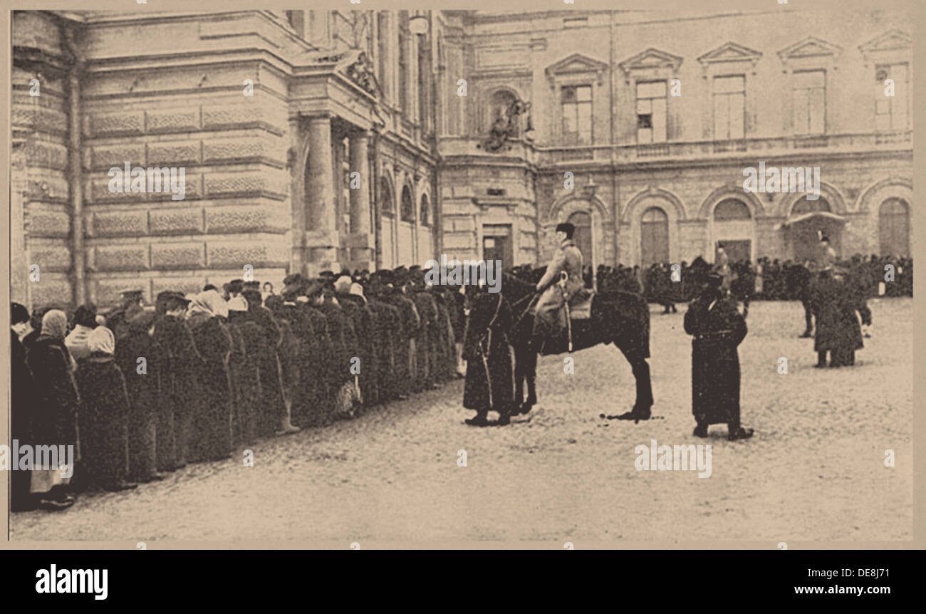 Ein russisches Brot Linie bewacht von den Kaiserlichen Polizei. März 1917, 1917. Stockfoto