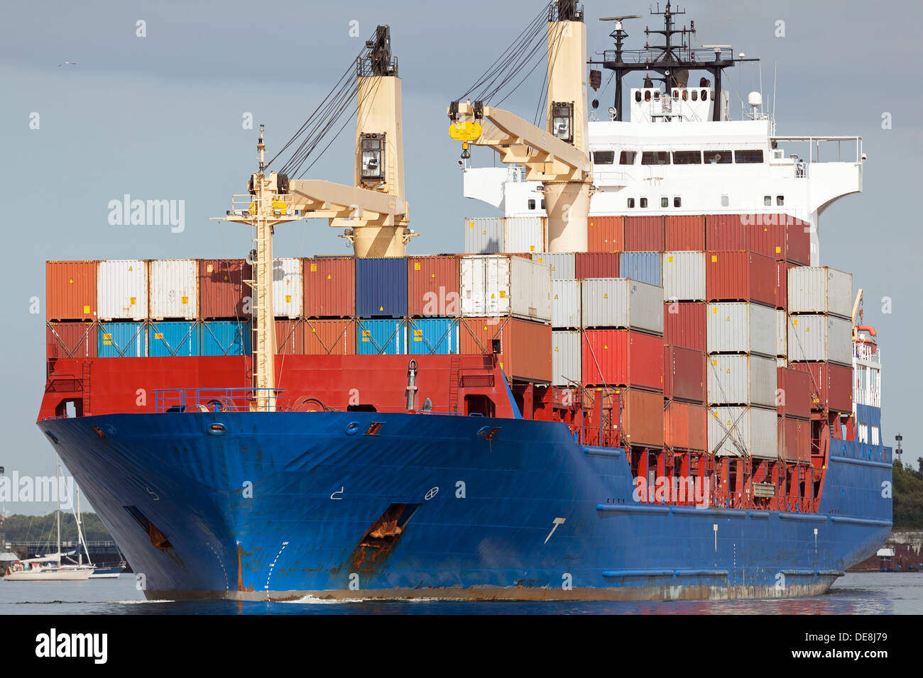 Containerschiff am Nord-Ostsee-Kanal, Deutschland Stockfoto