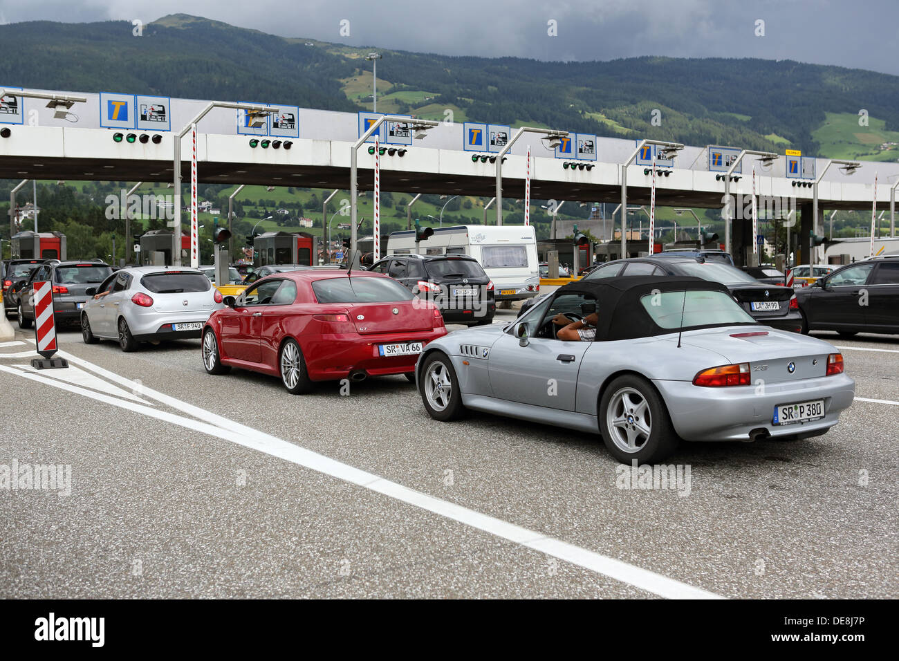 Sterzing, Italien, Autos an der Mautstelle Stockfoto