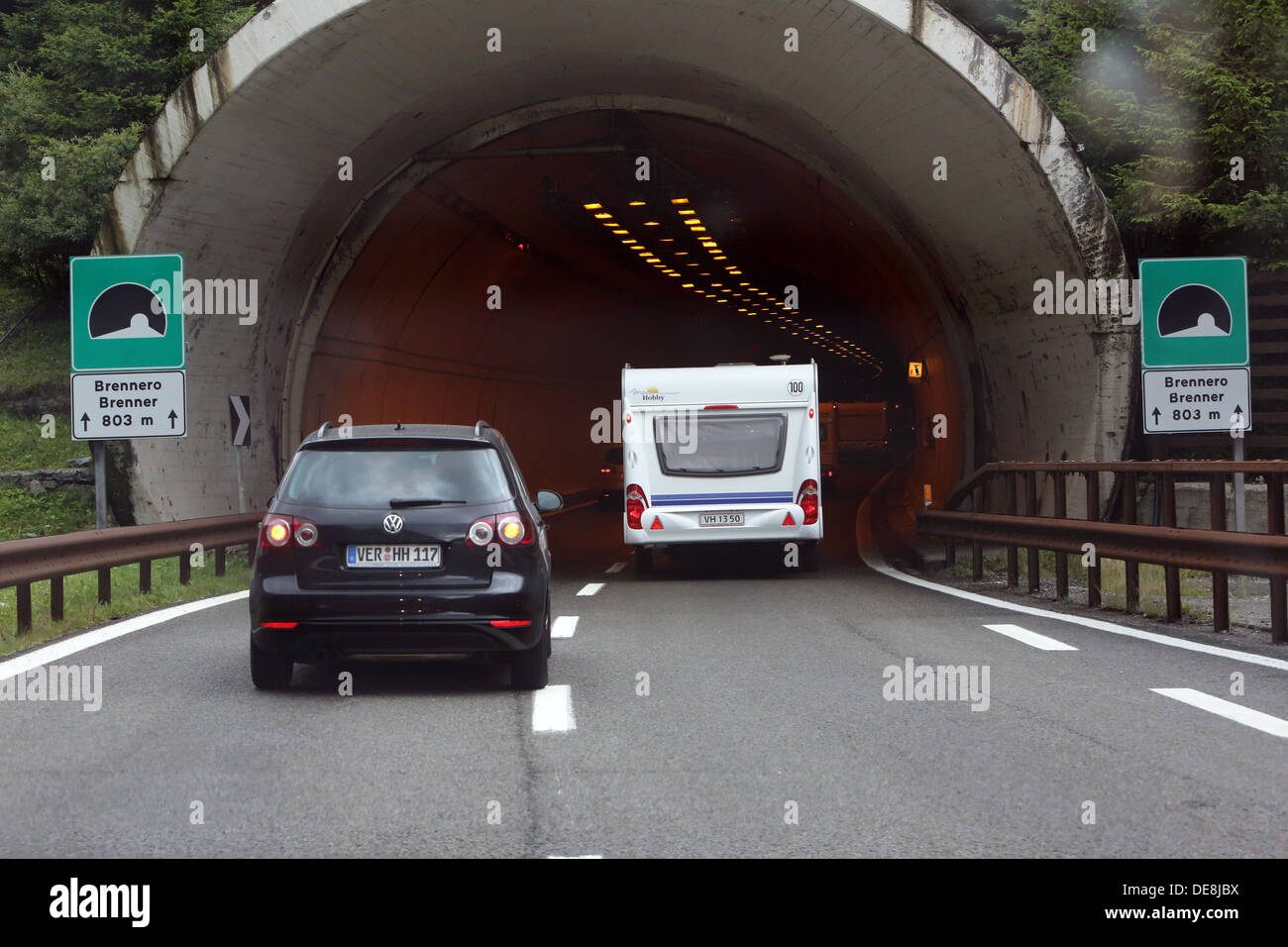 Brenner, Italien, Auto am Eingang des Tunnels auf der A22 Brenner-Autobahn Stockfoto
