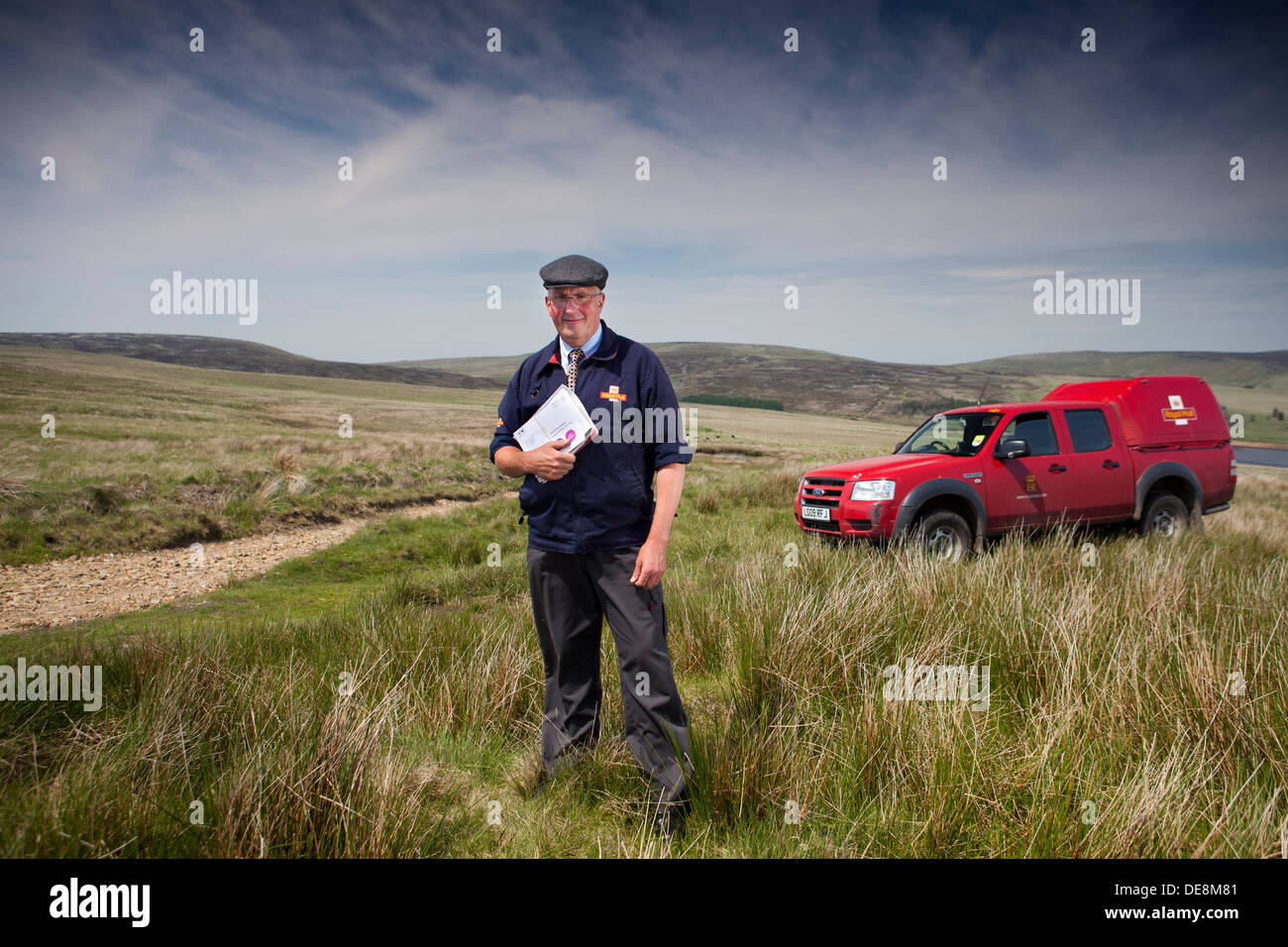 Briefträger in den Pennines, Yorkshire, die Zustellung zu entlegenen Bauernhöfen auf den Gipfeln Stockfoto