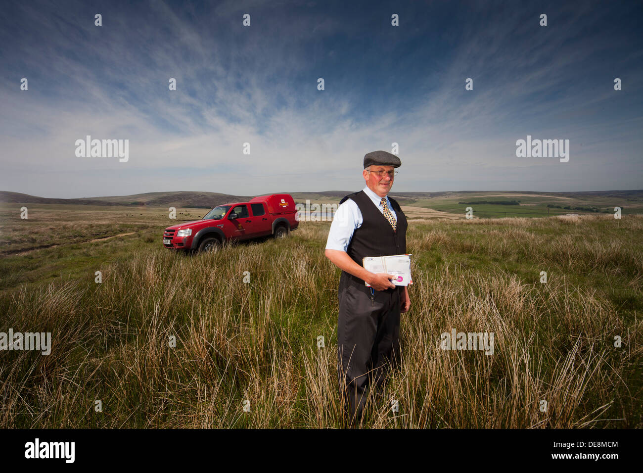 Briefträger in den Pennines, Yorkshire, die Zustellung zu entlegenen Bauernhöfen auf den Gipfeln Stockfoto