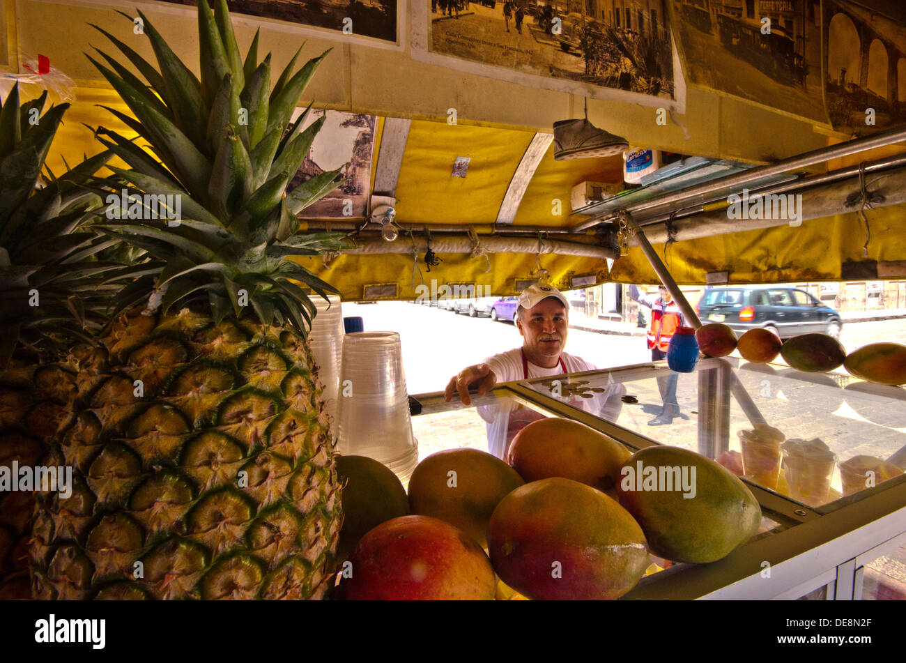 Straßenhändler verkaufen frisches Obst aus seinem mobilen Stall in Querétaro in Mexiko Stockfoto