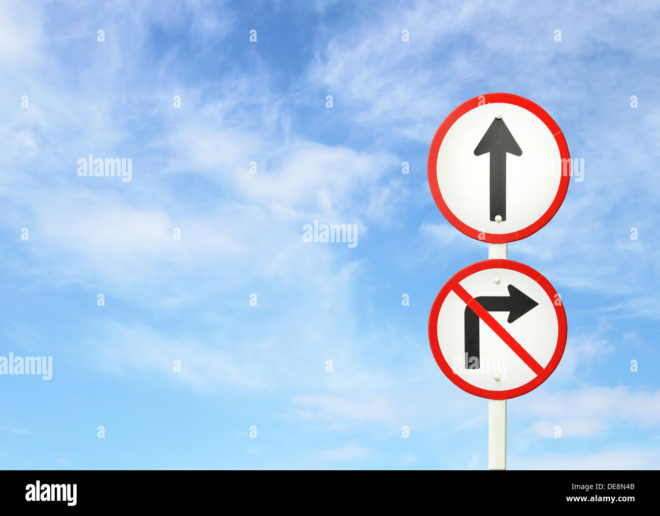 vorangehen Sie der Weg nach vorne Zeichen und turn Sie Don't rechts Schild mit blauem Himmel leer für text Stockfoto