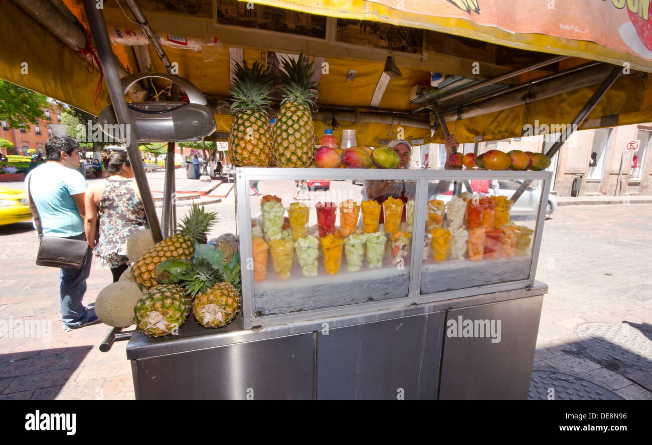 Kreditor Straßenecke verkaufen frisches Obst aus seinem mobilen Stall in Querétaro in Mexiko Stockfoto