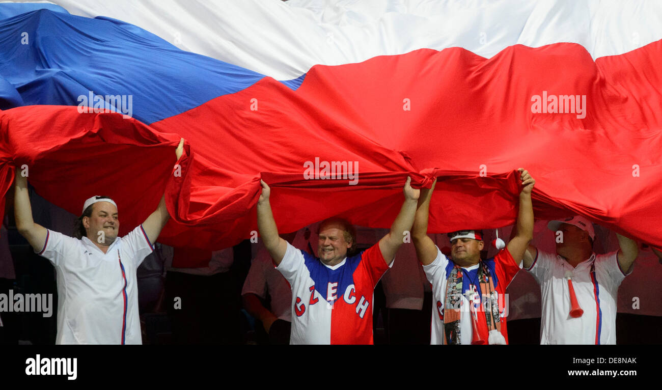 Prag, Tschechische Republik. 13. September 2013. Tschechischen Fans halten eine riesige Tschechische Flagge während der Tschechischen Republik - Argentinien Tennis Davis Cup Halbfinale Spiel Radek Stepanek gegen Juan Monaco in Prag, Tschechische Republik, Freitag, 13. September 2013. Bildnachweis: Michal Kamaryt/CTK Foto/Alamy Live-Nachrichten Stockfoto