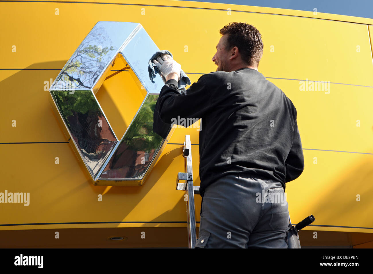 Berlin, Deutschland, Reiniger reinigt das Logo des Automobilherstellers Renault Stockfoto