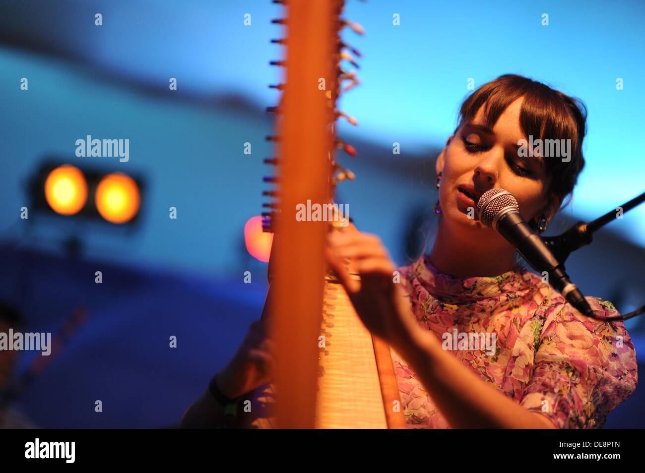 Portmeirion, Nord Wales UK. 13. September 2013. Walisischer Musiker Georgia Ruth Durchführung der zweiten Festival Nummer 6 in Portmeirion, Snowdonia, Nordwales. Das italienische Dorf, entworfen von Clough Williams-Ellis, war die Kulisse für das Kult 60er Jahre TV-Programm "The Prisoner" Credit: Keith Morris/Alamy Live-Nachrichten Stockfoto