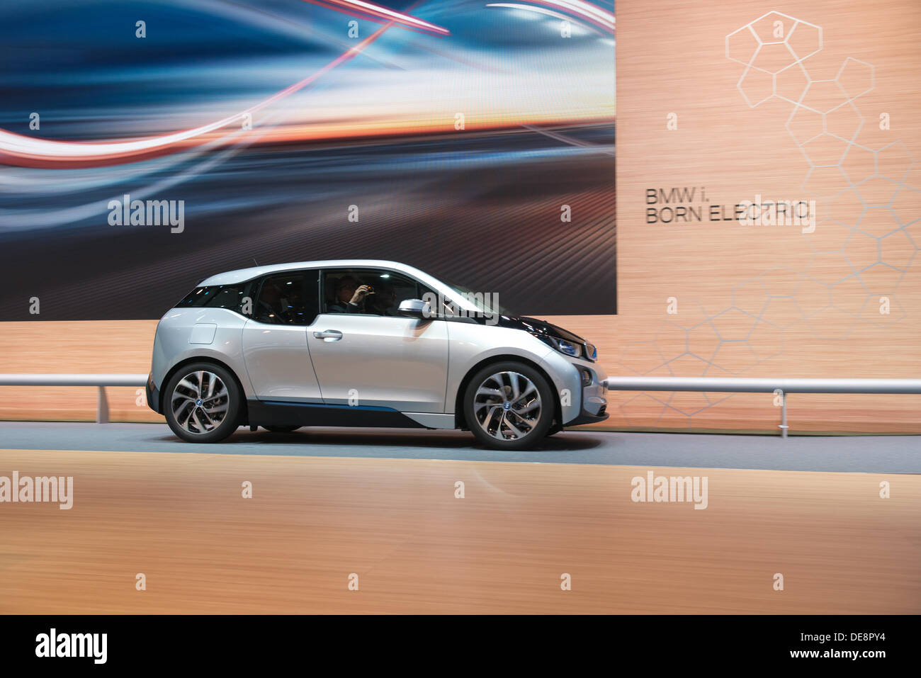 Frankfurt am Main, Deutschland. 11. September 2013. : Frankfurt Internationale Automobil-Ausstellung (IAA) 2013. BMW i3 ist das weltweit erste Premium-Elektro-Auto - Weltpremiere © Alexey Zarubin/Alamy Live-Nachrichten Stockfoto