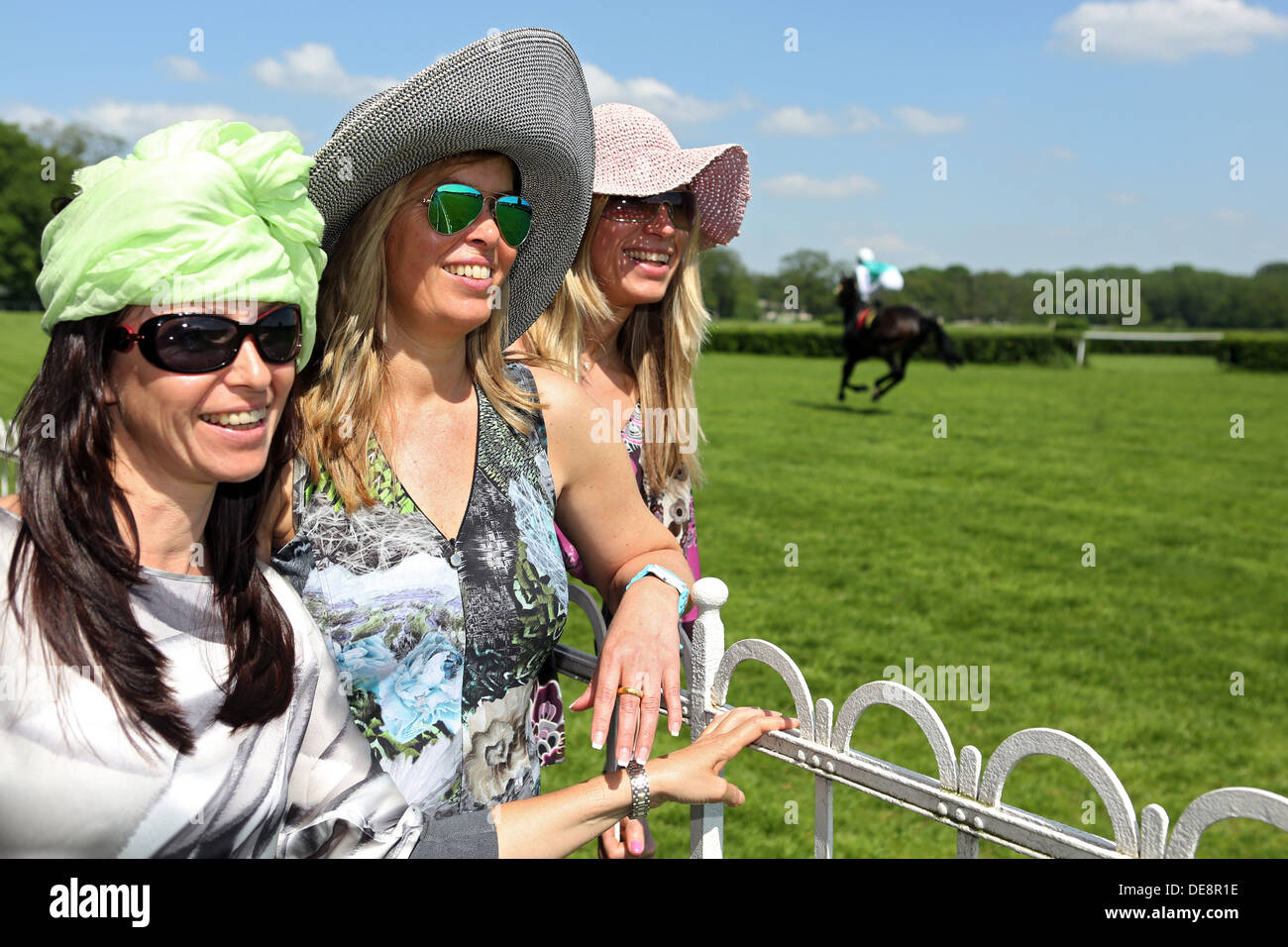 Hoppe Garten, Deutschland, Frauen mit Hut bei den Rennen Stockfoto