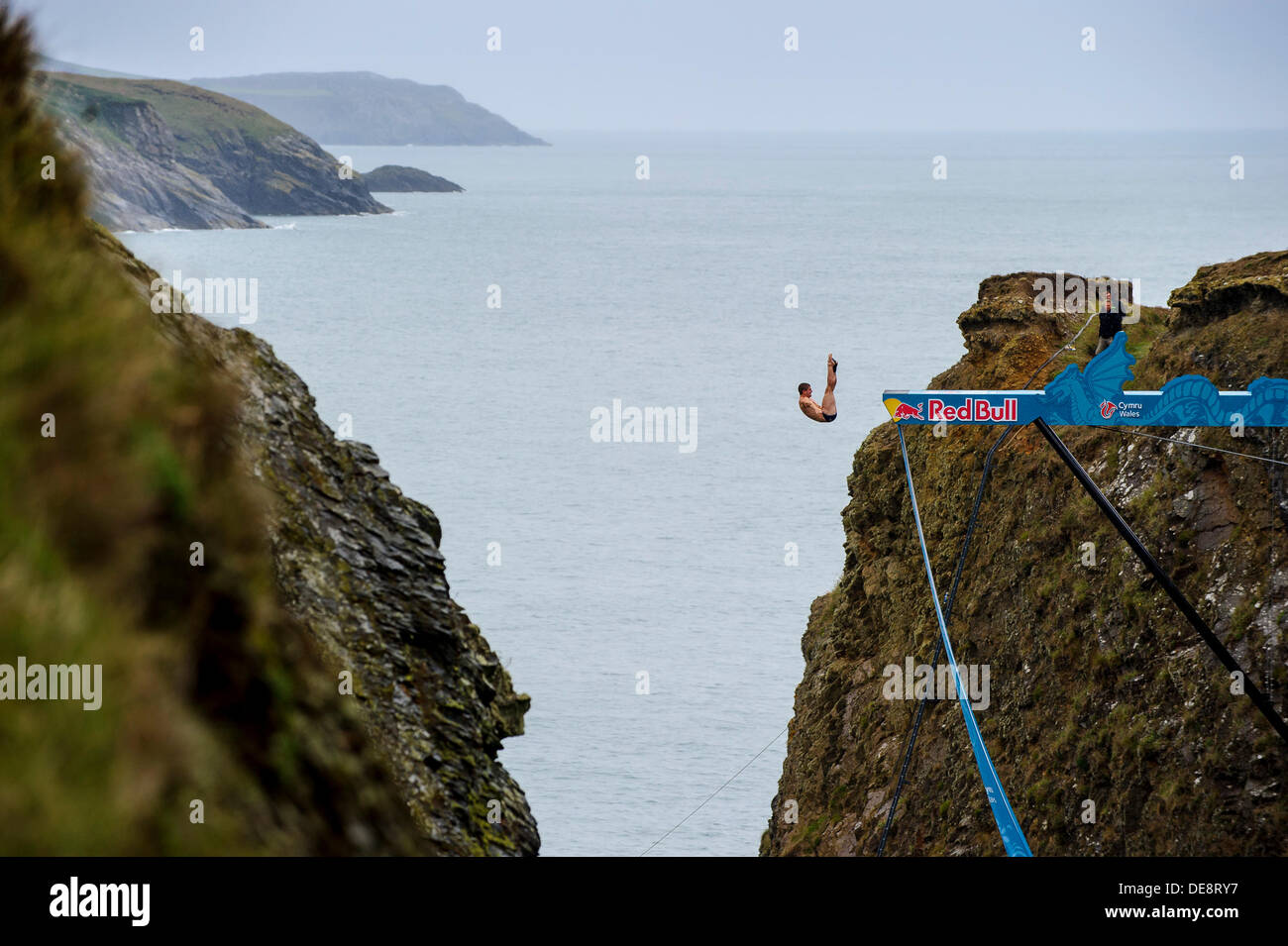 St Davids, Wales, UK. 13. September 2013. David Colturi von Amerika (USA) taucht in Runde 1 am 1. Tag von der Red Bull Cliff Diving World Series von Blue Lagoon, Pembrokeshire, Wales. Dies ist die sechste Station der World Series 2013 und erst zum zweiten Mal die Veranstaltung hat das Vereinigte Königreich besucht. Die Konkurrenten führen Tauchgänge im Meer von einer speziell konstruierten 27 Meter hohen Plattform. Bildnachweis: Action Plus Sport Bilder/Alamy Live News Stockfoto