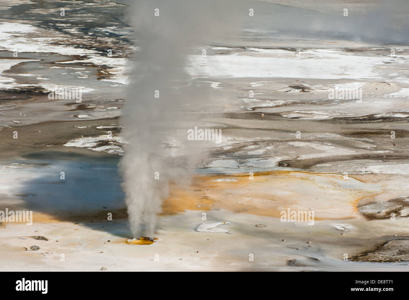 Foto von der Landschaft und thermischen Eigenschaften der Porzellan-Becken. Yellowstone-Nationalpark, Wyoming. Stockfoto