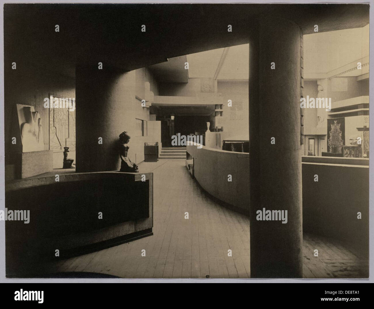 Der in den 1920er und 1930er Jahren erbaute niederländische Pavillon zeigt wichtige Elemente des niederländischen Designs und verbindet funktionale Räume mit ästhetischen Werten. Der Pavillon war Teil der Weltmessen und spiegelt die fortschrittlichen Trends in Architektur und Innenarchitektur jener Zeit wider, wobei der Schwerpunkt auf Einfachheit, Funktionalität und Moderne lag. Stockfoto