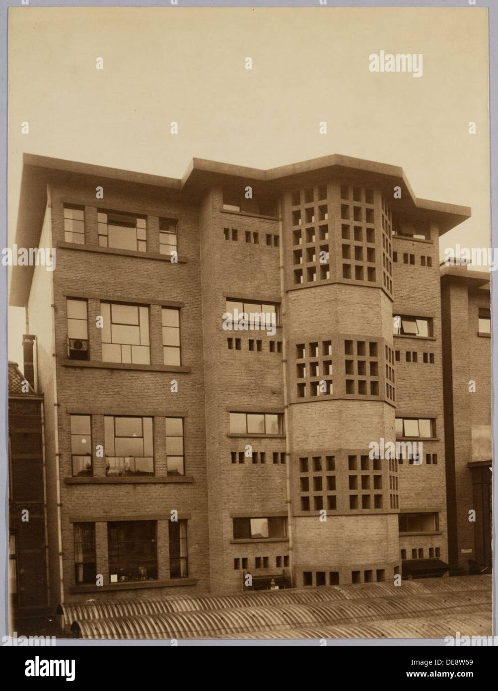 Die Philips Glühlampenfabrik, die in den 1920er-1930er-Jahren erbaut wurde, zeigt die industrielle Architektur des frühen 20. Jahrhunderts. Die Fabrik, die für die Massenproduktion von Glühlampen konzipiert wurde, spiegelt funktionale Designprinzipien und den industriellen Boom der damaligen Zeit wider. Stockfoto