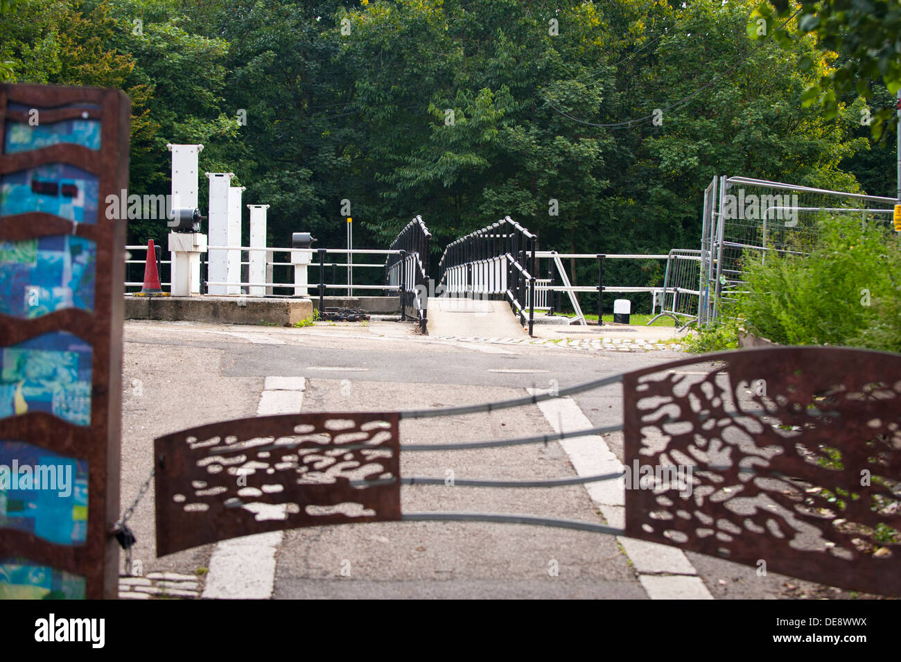 East End von London Fisch Insel Hackney Wick Cut River Lee alter Ford Lock Nr. 19 Hertford Union Canal verzierten Metal Gate Eingang Brücke weg Baum Bäume Stockfoto