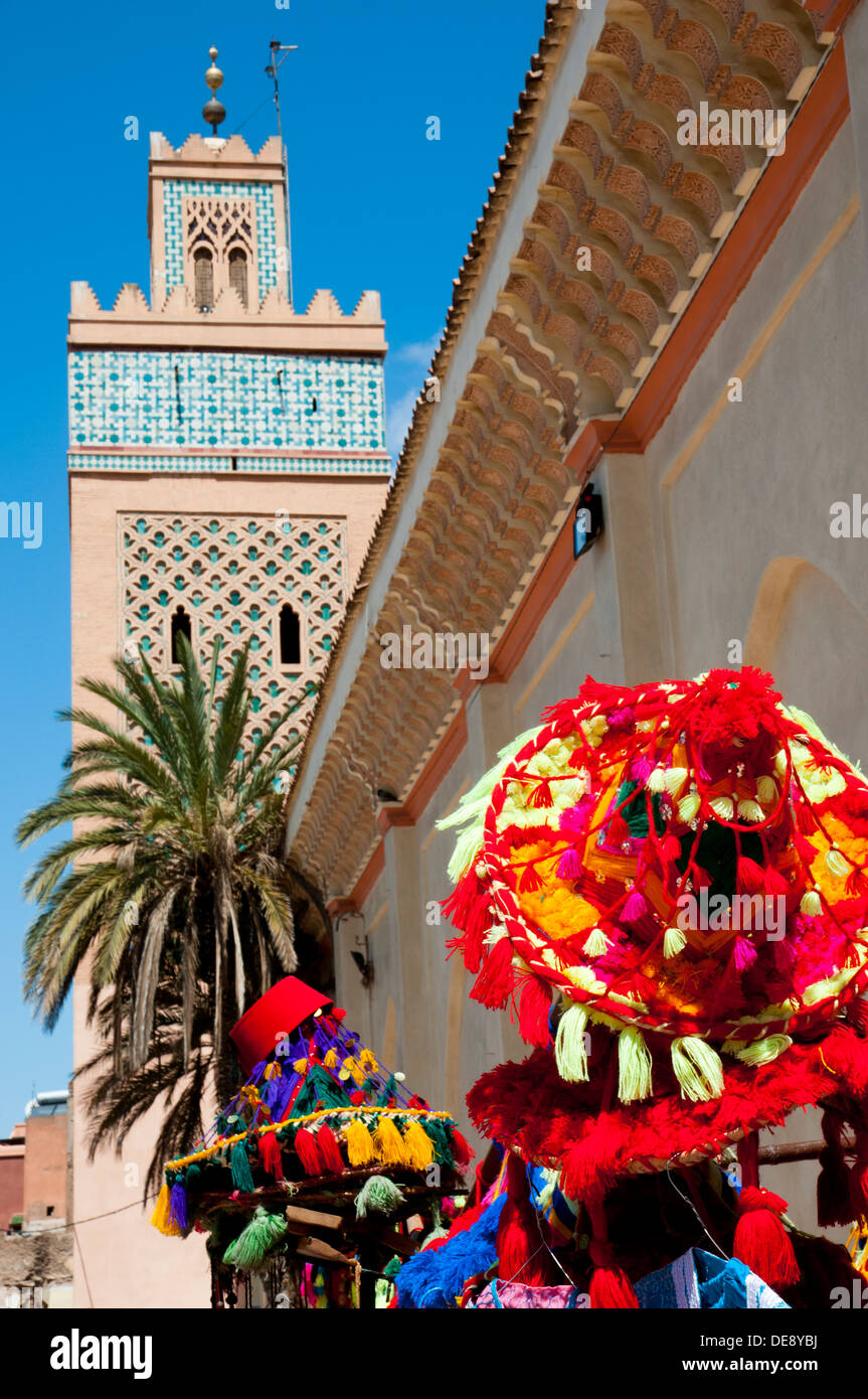 Souvenirs neben Saadian Gräber Minarett, Marrakesch, Marokko, Nordafrika. Stockfoto