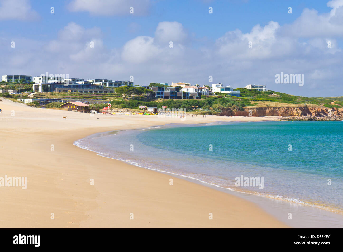 Martinhal Beach mit Martinhal Beach Resorthotel auf den Klippen hinter Sagres Algarve Portugal EU Europa Stockfoto