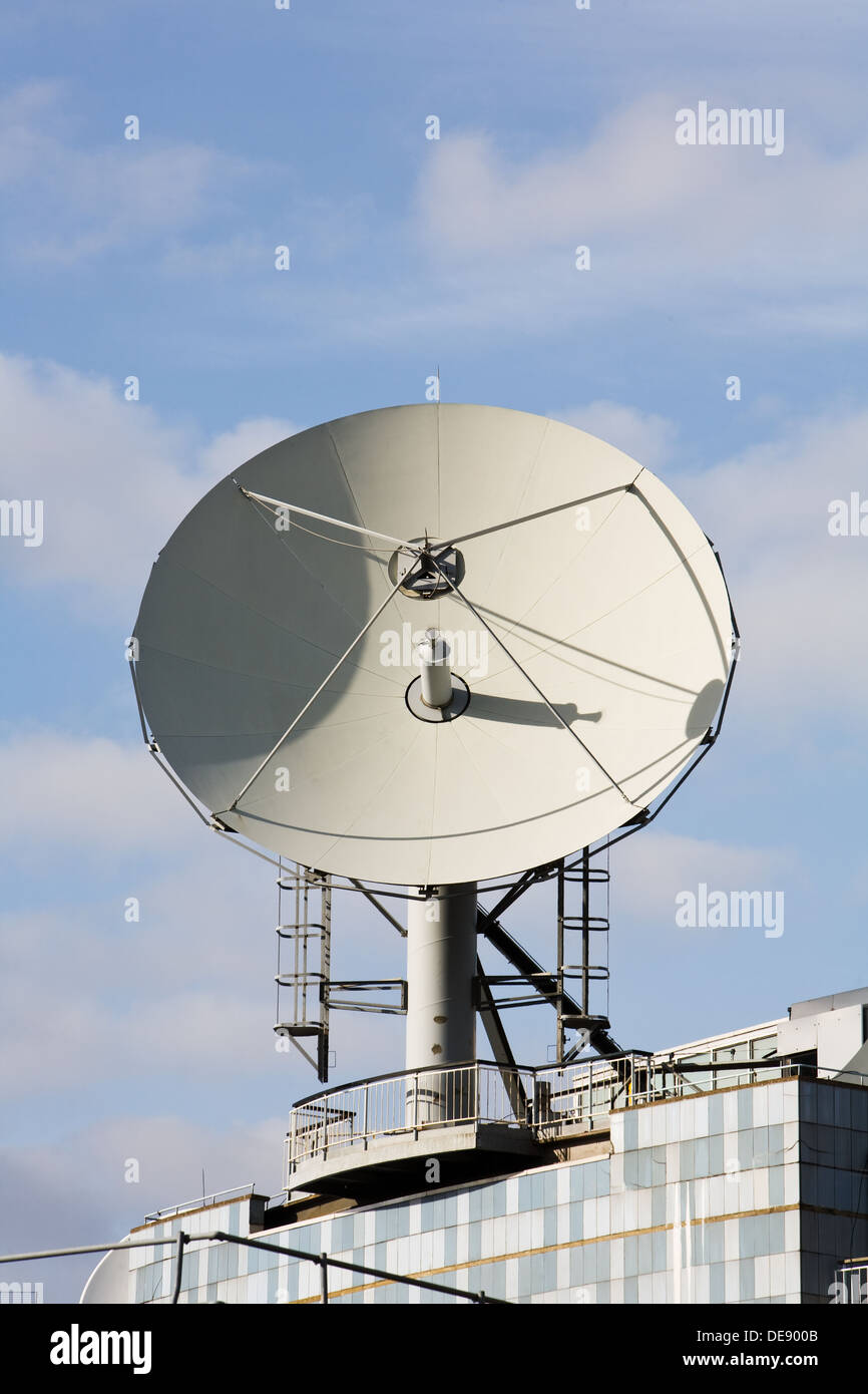 Großen Broadcast-Satellitenschüssel montiert auf einem Dach Stockfoto