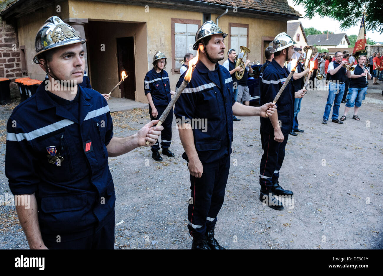 Bastille Day Feierlichkeiten in Neuwiller-Les-Saverne, Elsaß Frankreich. Die örtliche Musikkapelle werden durch Mitglieder der Pompiers verbunden. Stockfoto