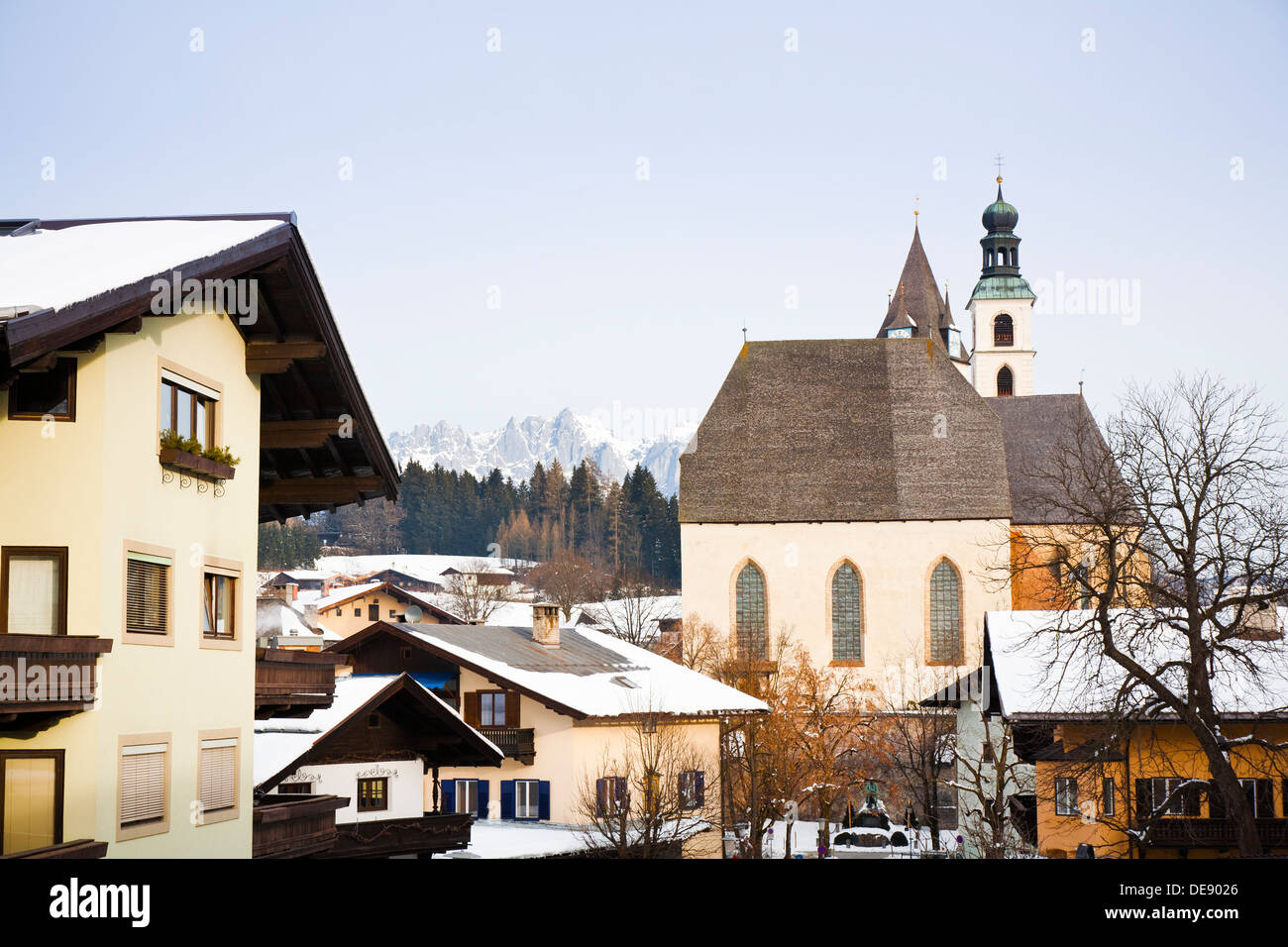 Winter-Ansicht von Gebäuden im Skigebiet Kitzbühel mit der österreichischen Alpen im Hintergrund. Stockfoto