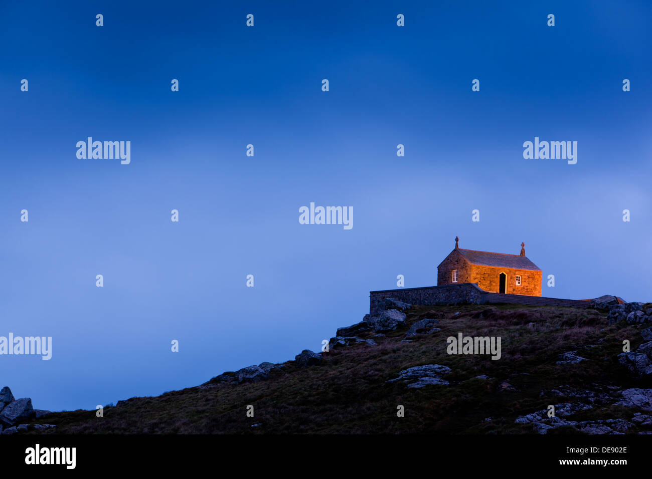 Altes Steinhaus auf einem felsigen Hügel in der Nacht. Stockfoto