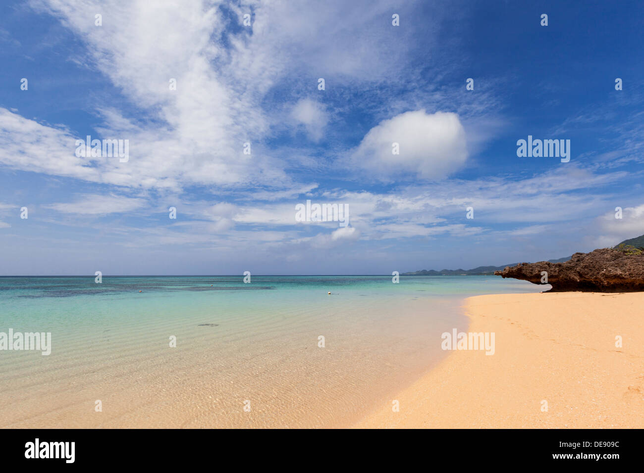 Unberührte, leere Strand auf Ishigaki, Teil der Yaeyama-Inselgruppe im Süden Japans. Stockfoto