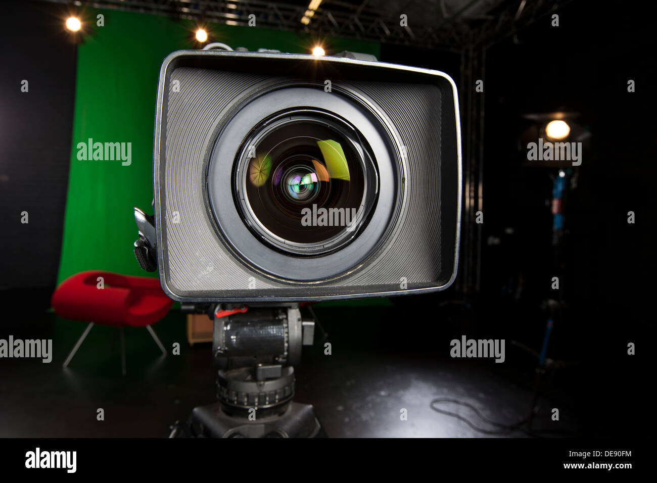 Nahaufnahme einer Fernsehkamera Linse in einer Studioumgebung. Stockfoto