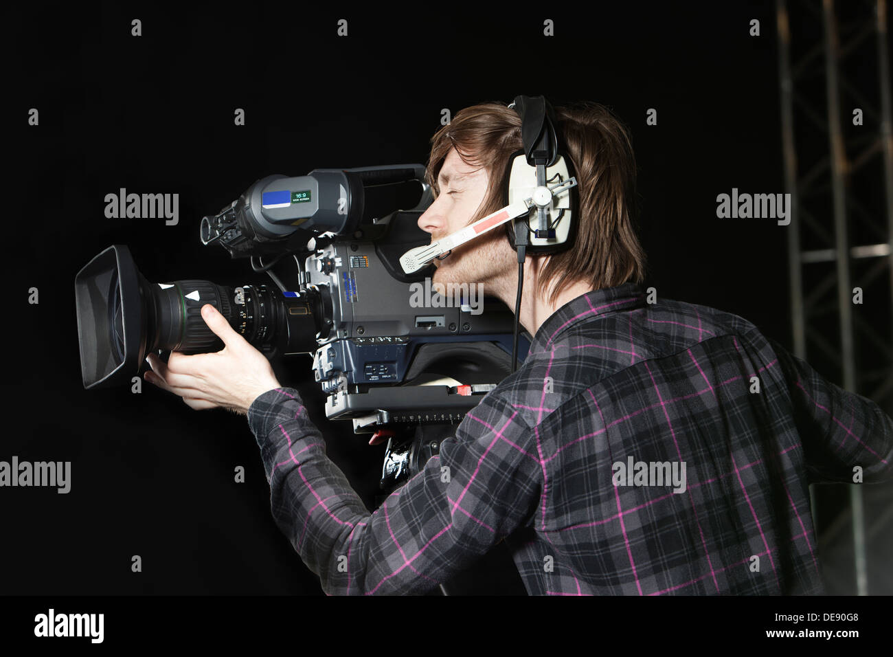 Junger Mann Betrieb eine Fernsehkamera in einem TV-Studio. Stockfoto