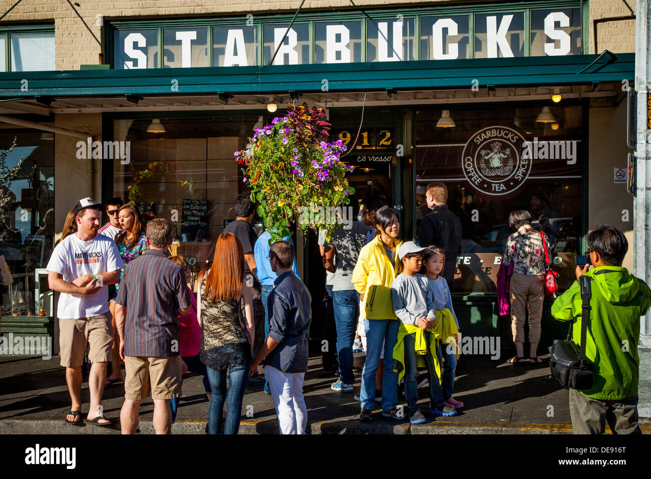 Menge von Menschen rund um den original Starbucks Coffee Shop am Pike Place Market in Seattle Washington USA Stockfoto