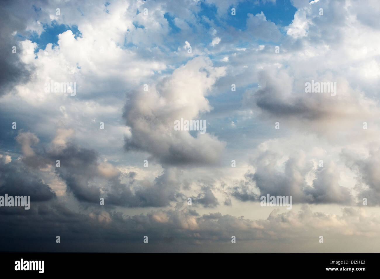 Dramatische Wolken und Himmel Stockfoto