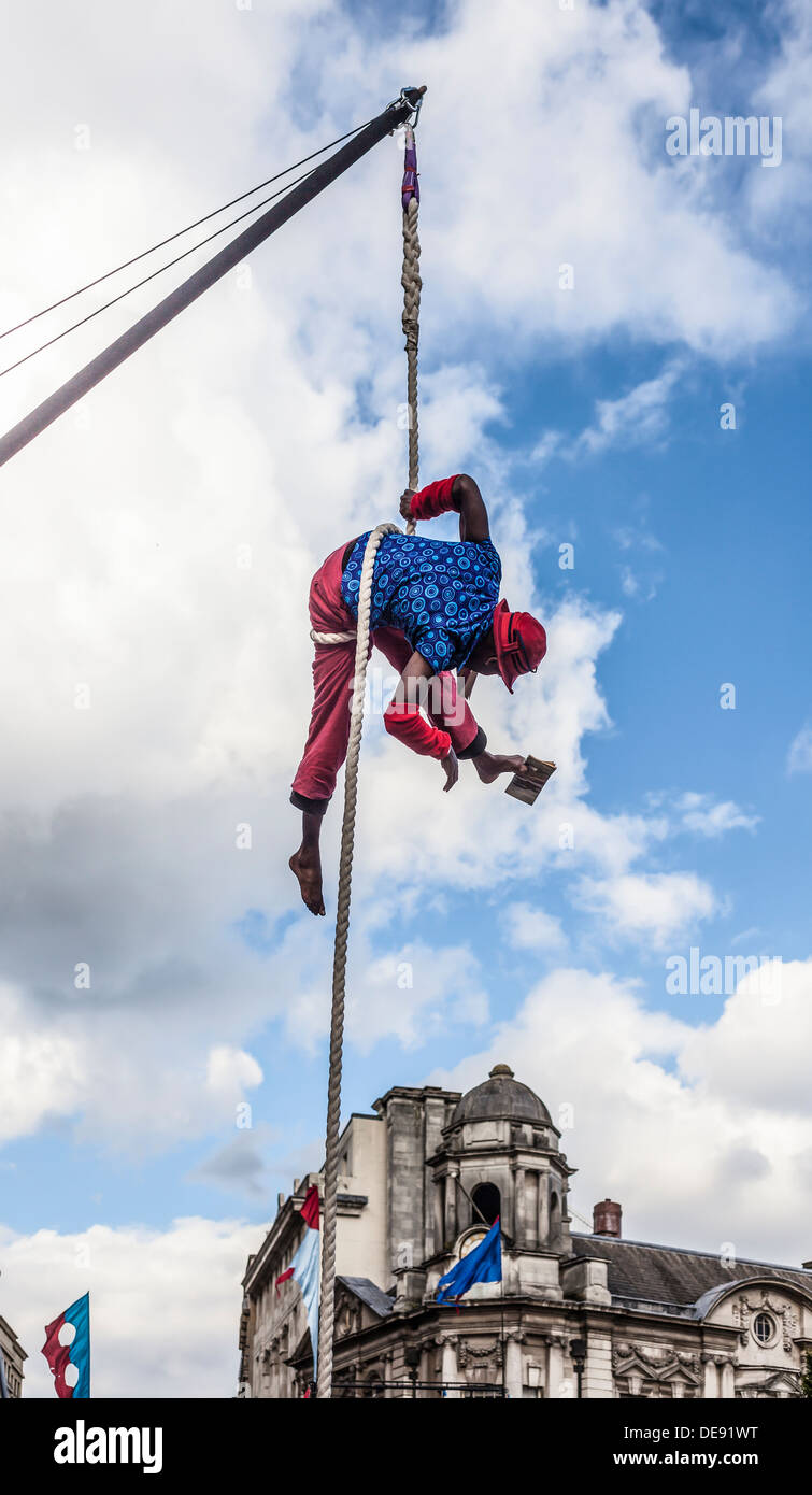 Acrobat aus No Fit Staatszirkus Gruppe ein Buch an einem Seil aufgehängt. 4SquaresWeekender Festival, Birmingham. Stockfoto