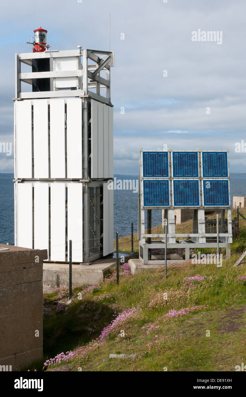 Die automatische Hoxa Head Lighthouse auf South Ronaldsay, neben Scapa Flow.  Jetzt angetrieben durch ein Array von Photovoltaik-Zellen. Stockfoto