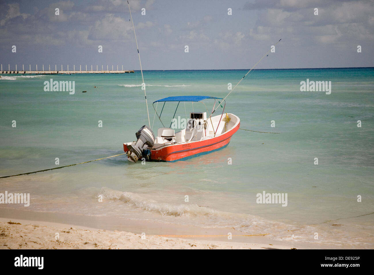 Kleines Fischerboot vor Anker am Strand Stockfoto