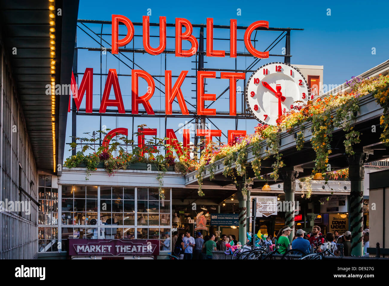 Pike Place öffentlichen Markt (Farmers Market gegründet 1907) in der Nähe der Uferpromenade in Seattle, Washington, USA Stockfoto
