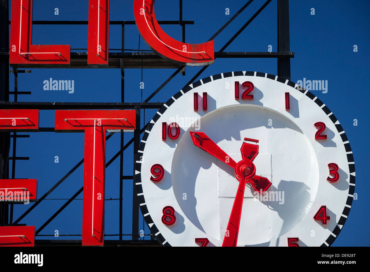 Uhr Detail am Pike Place öffentlichen Markt Zeichen (Farmers Market gegründet 1907) in der Innenstadt von Seattle, Washington, USA Stockfoto