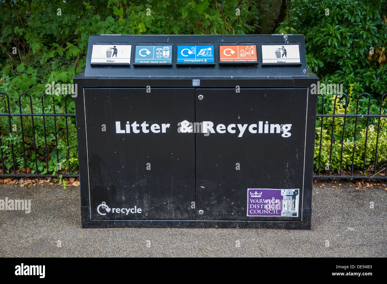 Recycling-Behälter in einem park Stockfoto